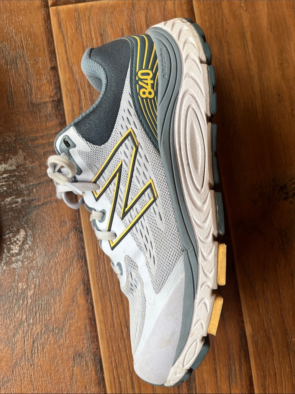 New Balance 840 White Gray Sneakers with Yellow Accents - Size 10.5